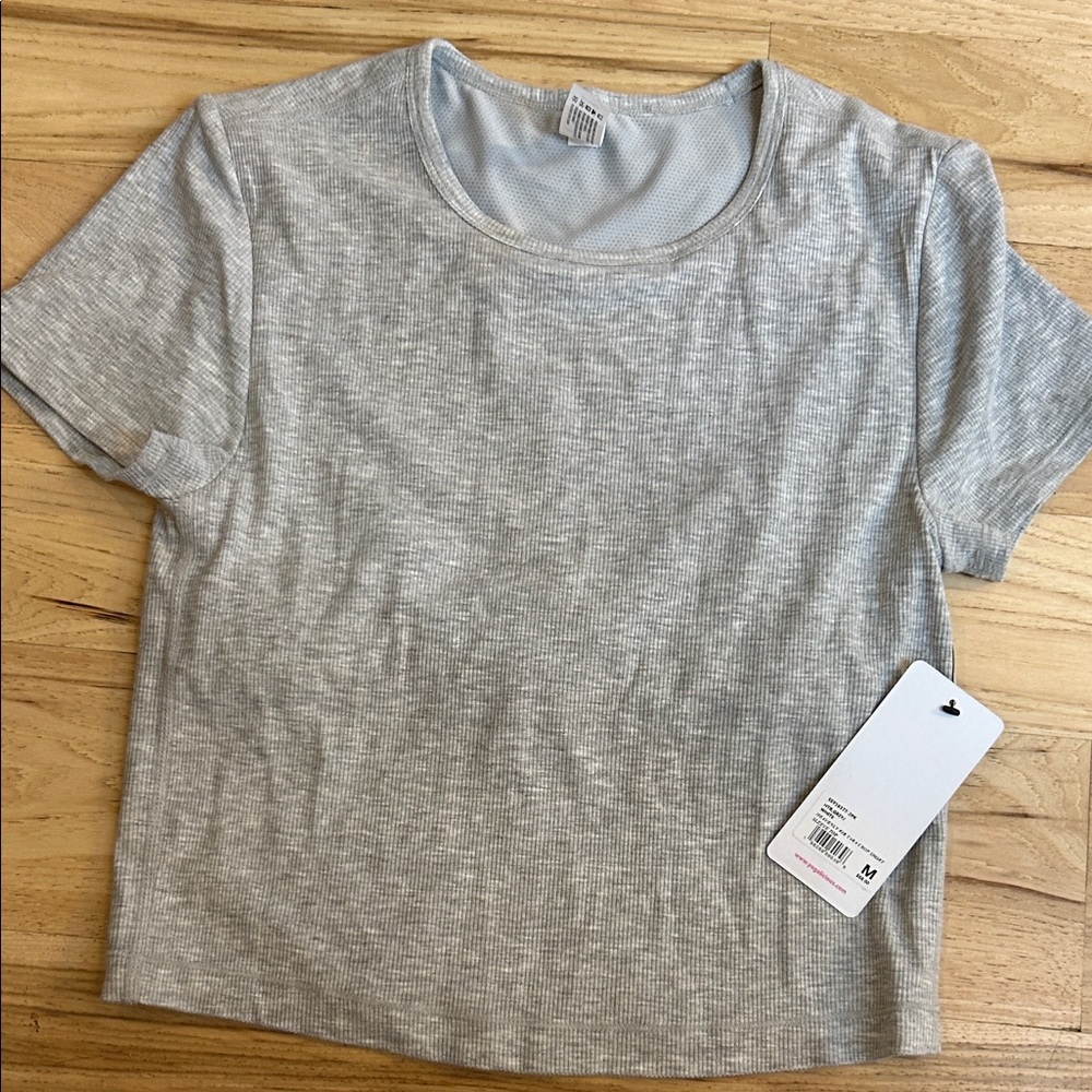 NWT gray ribbed top with built in bra, size medium yogalicious